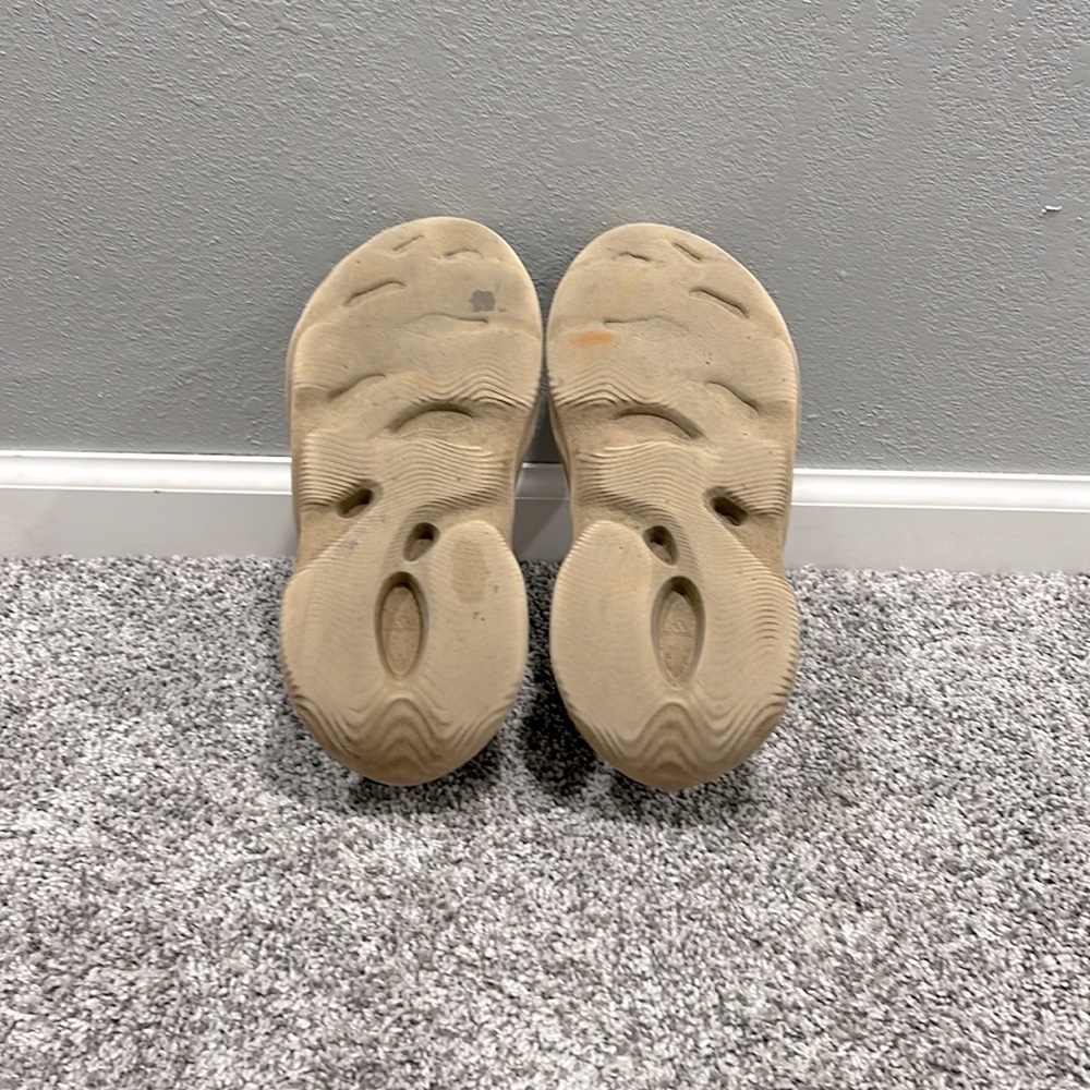 Size 6 boys Yeezy foam runners, fairly good condition, NO box included - Picture 4 of 4